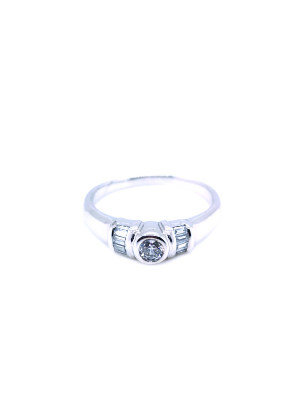 18K White Gold Diamond Ring